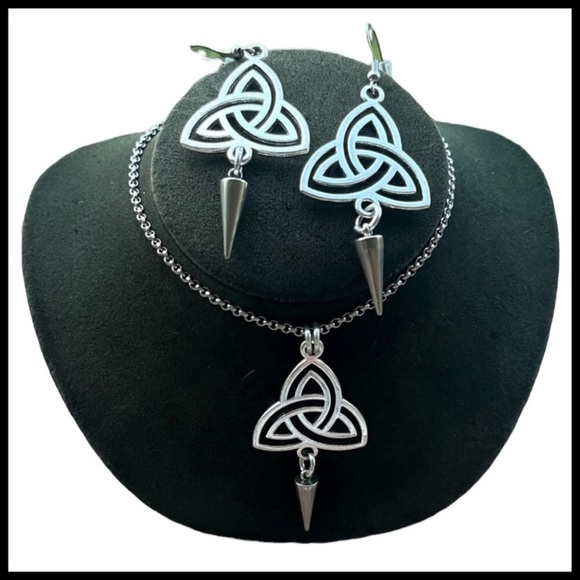 Dark Heaven Jewelry - Celtic knot with silver spikes set ( necklace + earrings ) Celt goth triquetra